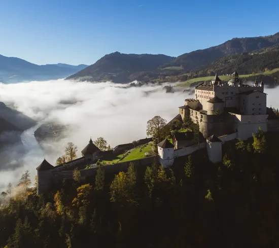 Burg Hohenwerfen von außen im Nebel